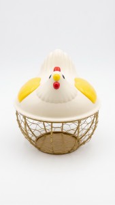 HUEVERA PLASTICO GALLINA BASE HIERRO