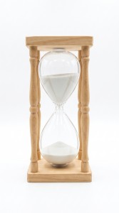 RELOJ ARENA VIDRIO Y BAMBU 26 cm.